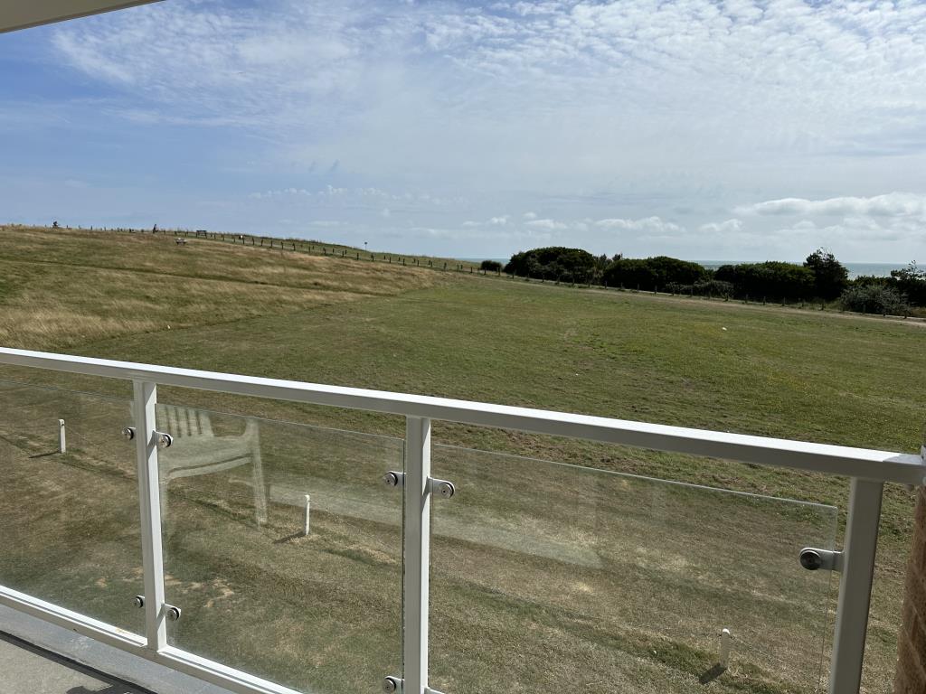 Lot: 50 - FIRST FLOOR FLAT WITH SEA VIEWS AND GARAGE - View from Balcony